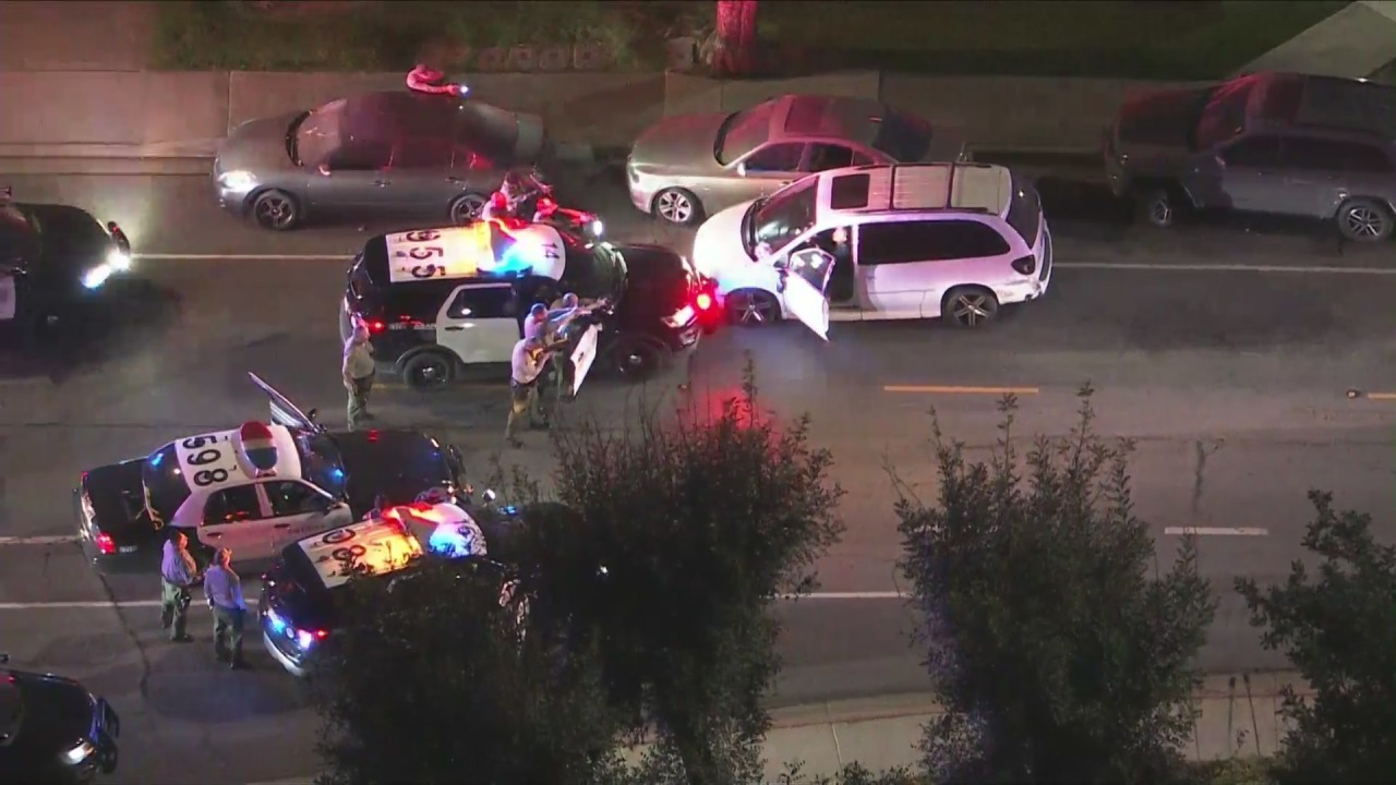3 personas bajo custodia después de vehículo robado, persecución de conducción imprudente en Whittier, California