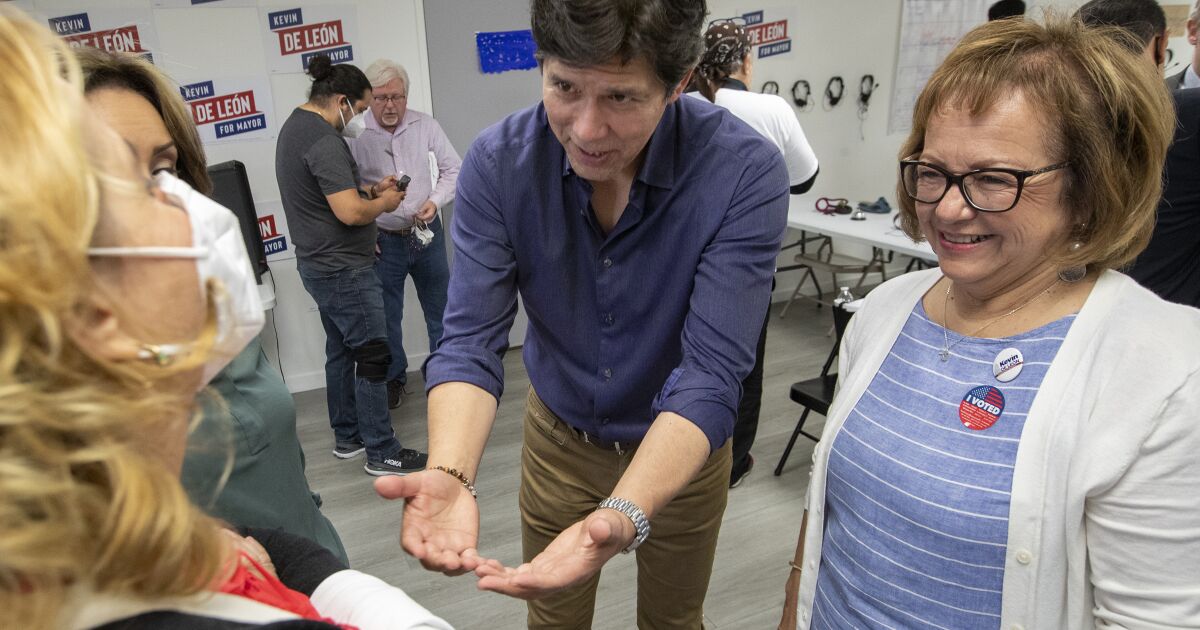 De León y otros miembros del consejo se pelean por la redistribución de distritos
