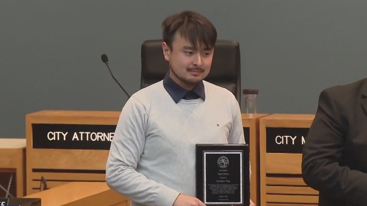 Monterey Park honra a Brandon Tsay, socorristas, en la primera reunión del Concejo Municipal desde el tiroteo