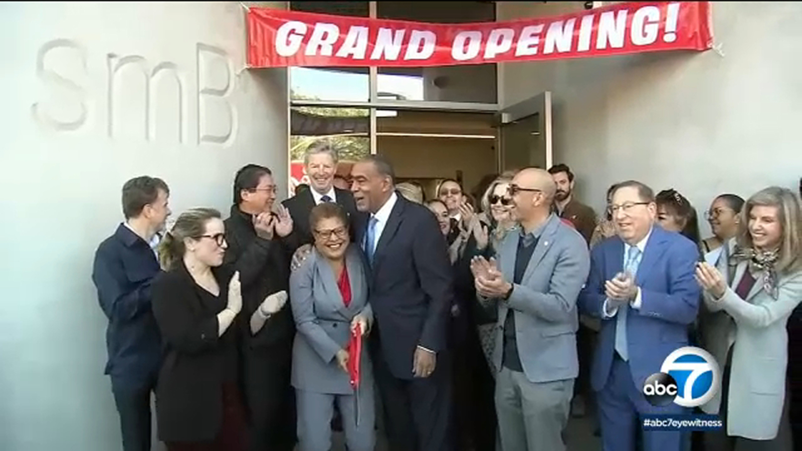 Se abre desarrollo de viviendas en West LA hecho para personas mayores que luchan contra la falta de vivienda