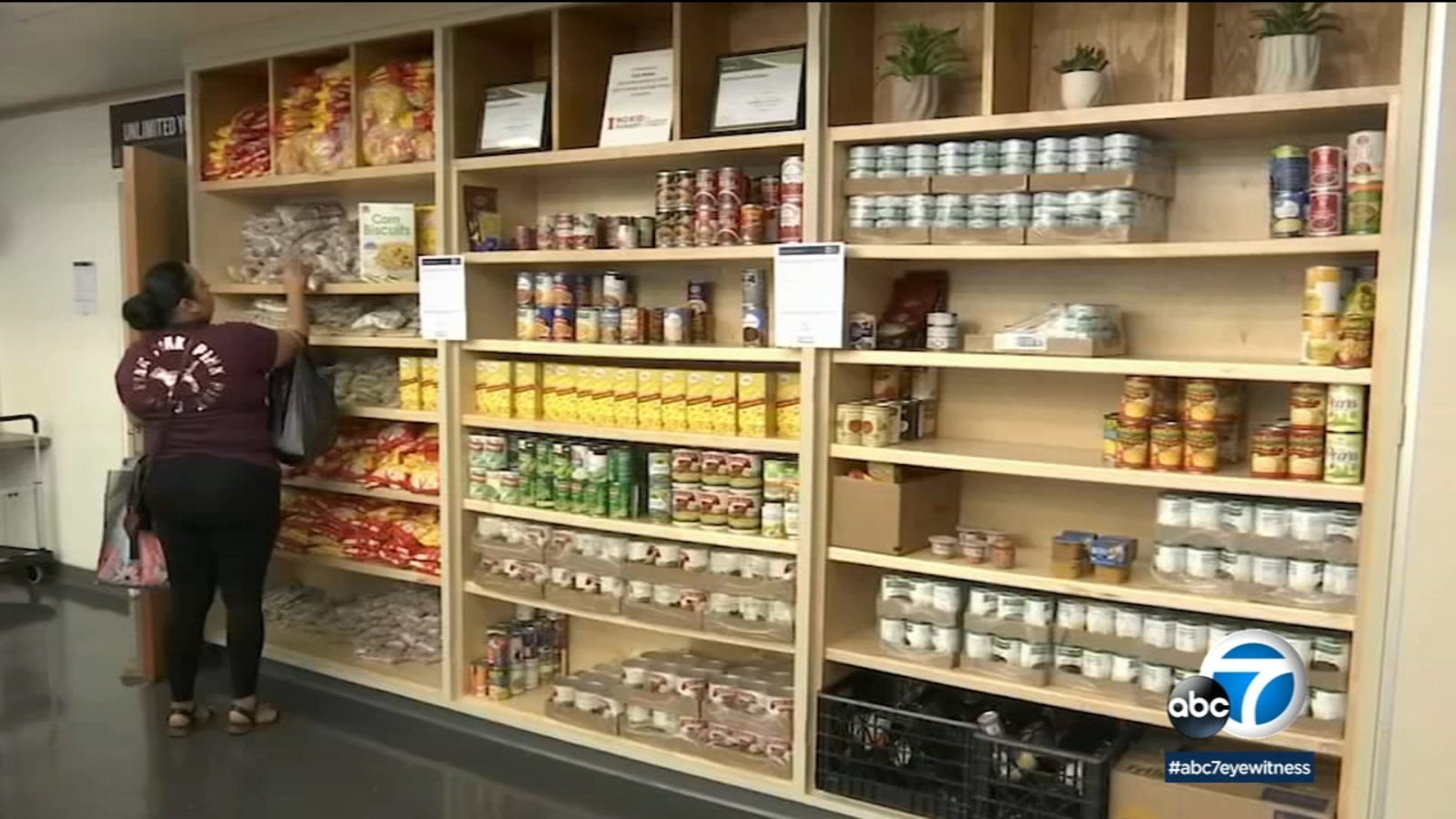 El Distrito Escolar Unido de Anaheim abre su primera despensa de alimentos permanente en la Escuela Secundaria Gilbert