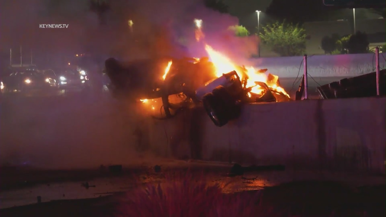 4 heridos en choque en llamas en 5 Freeway en las afueras de Los Ángeles