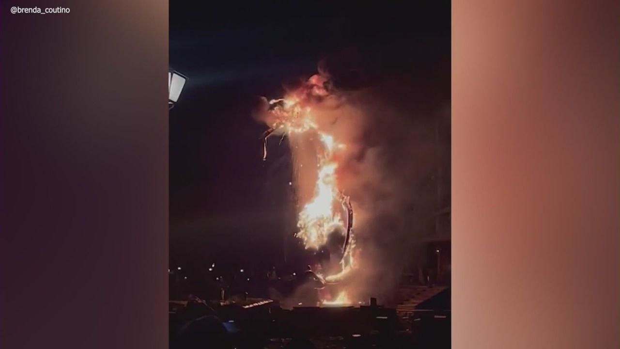 Disneyland pausa temporalmente 'Fantasmic!'  rendimiento después del fuego