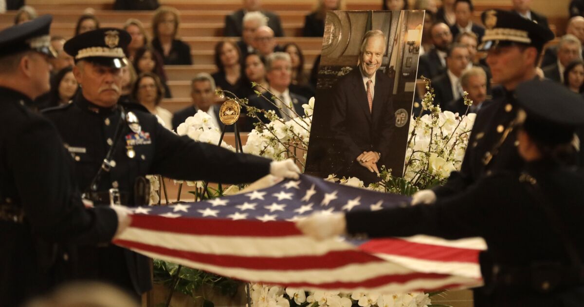 Los líderes cívicos de Los Ángeles lloran al ex alcalde Richard Riordan