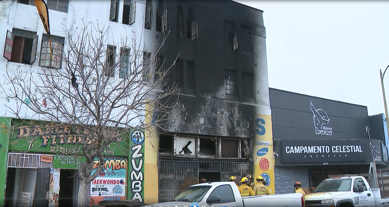 1 hombre muerto en incendio de estructura en el sur de Los Ángeles