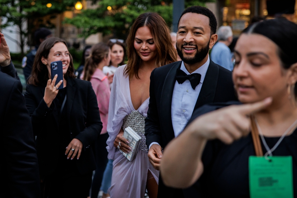 La alcaldesa de Los Ángeles, Karen Bass, inaugura la Conferencia Milken, que presenta a John Legend y Maxine Waters - Daily News