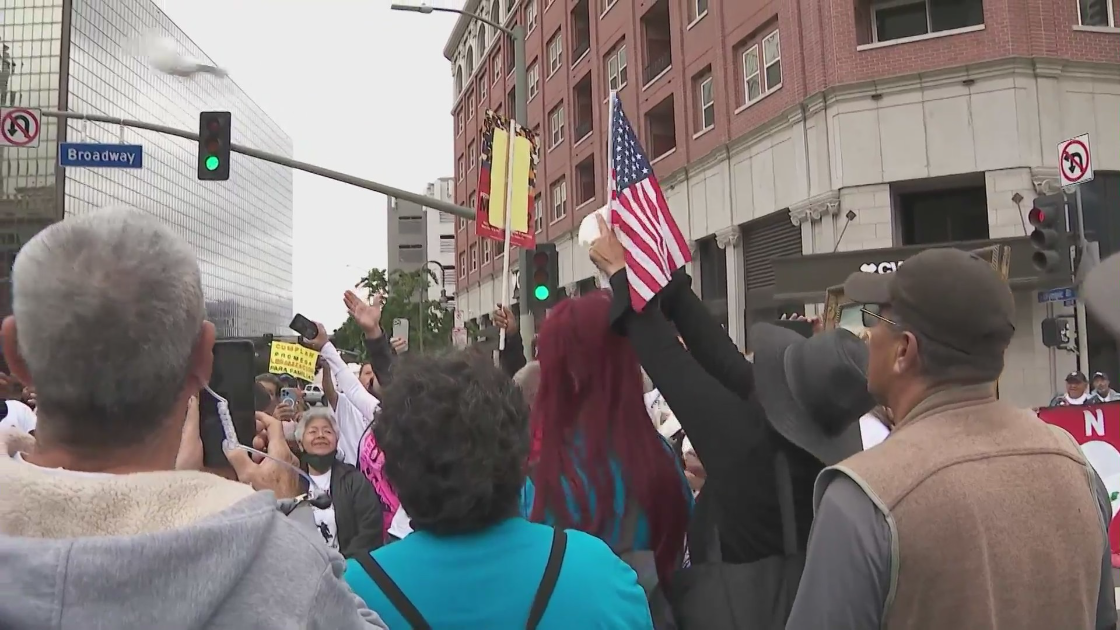 Los trabajadores de Los Ángeles se manifiestan por mejores salarios y condiciones el Primero de Mayo